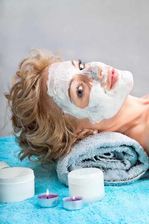 Mulher nova com máscara do facial da argila fotografia de stock Mulher nova com máscara do facial da argila fotografia de stock