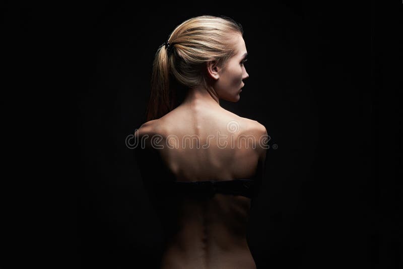 Mulher nova com parte traseira despida menina do corpo de esporte imagens de stock royalty free Mulher nova com parte traseira despida menina do corpo de esporte imagens de stock royalty free