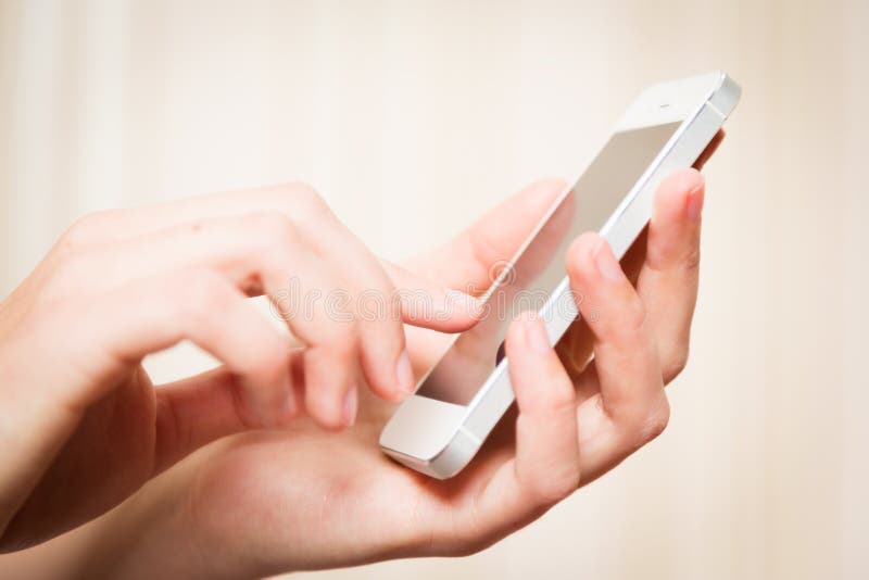 Mulher nova com telefone esperto imagens de stock royalty free