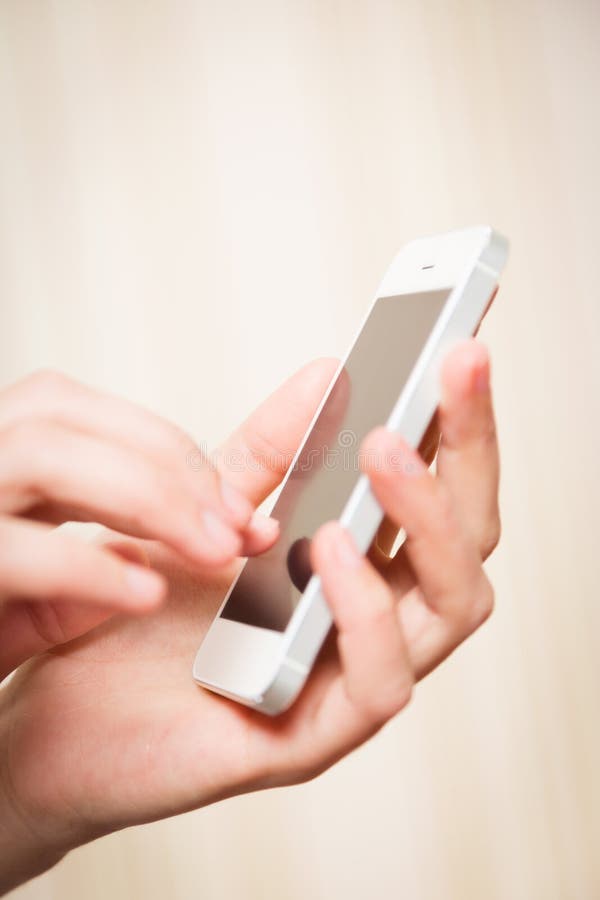 Mulher nova com telefone esperto fotos de stock