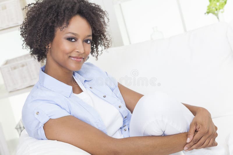 Mulher nova da menina do americano africano de raça misturada imagem de stock Mulher nova da menina do americano africano de raça misturada imagem de stock