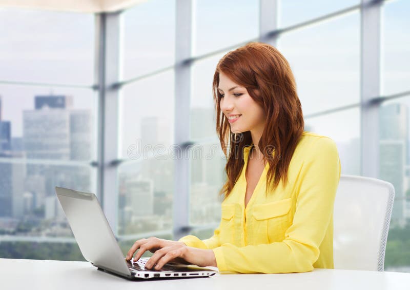 Mulher nova de sorriso com computador portátil fotos de stock Mulher nova de sorriso com computador portátil fotos de stock