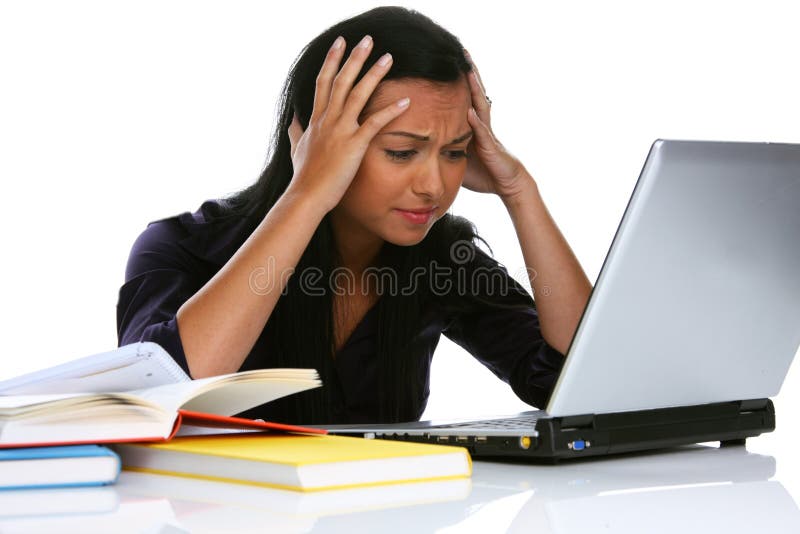 Mulher nova desesperada com um computador portátil imagens de stock Mulher nova desesperada com um computador portátil imagens de stock