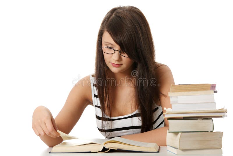 Mulher nova do estudante com lotes dos livros que studing. imagens de stock royalty free Mulher nova do estudante com lotes dos livros que studing. imagens de stock royalty free