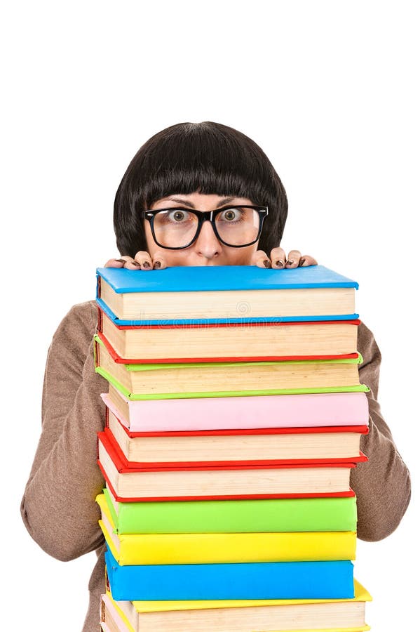 Mulher nova do estudante que espreita da pilha de livros, isolada imagem de stock Mulher nova do estudante que espreita da pilha de livros, isolada imagem de stock