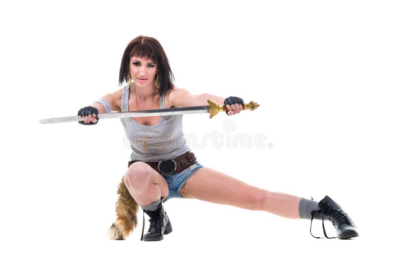 Mulher nova do guerreiro que guarda a espada, isolada sobre imagem de stock Mulher nova do guerreiro que guarda a espada, isolada sobre imagem de stock