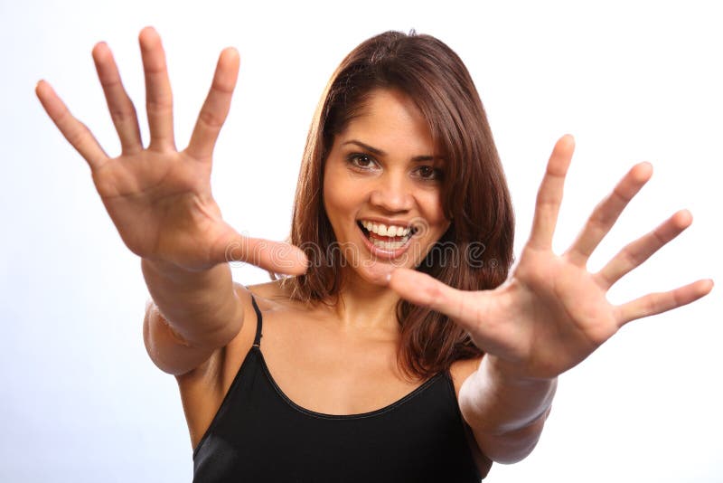 Mulher nova feliz bonita que alcanga para fora o sorriso grande imagem de stock Mulher nova feliz bonita que alcanga para fora o sorriso grande imagem de stock