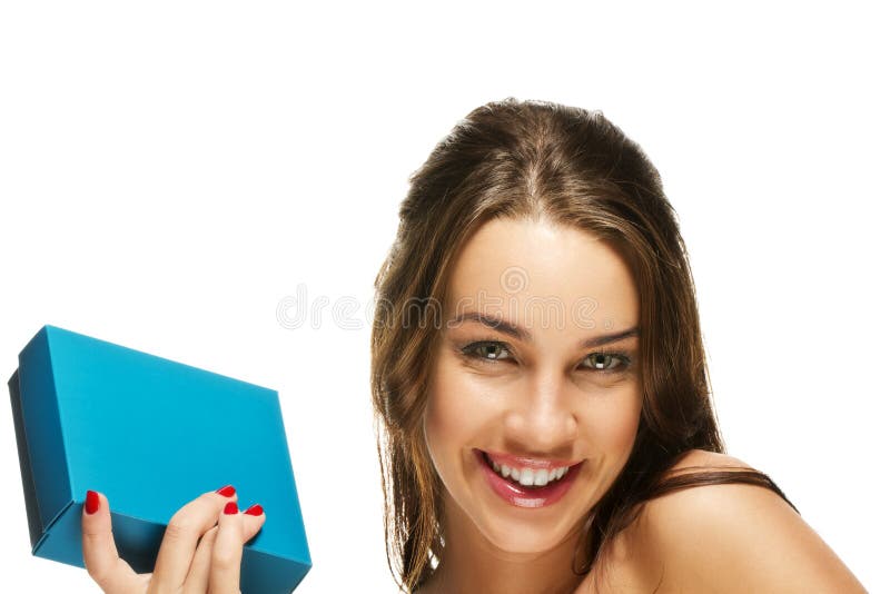 Mulher nova feliz que prende a caixa atual fotos de stock Mulher nova feliz que prende a caixa atual fotos de stock