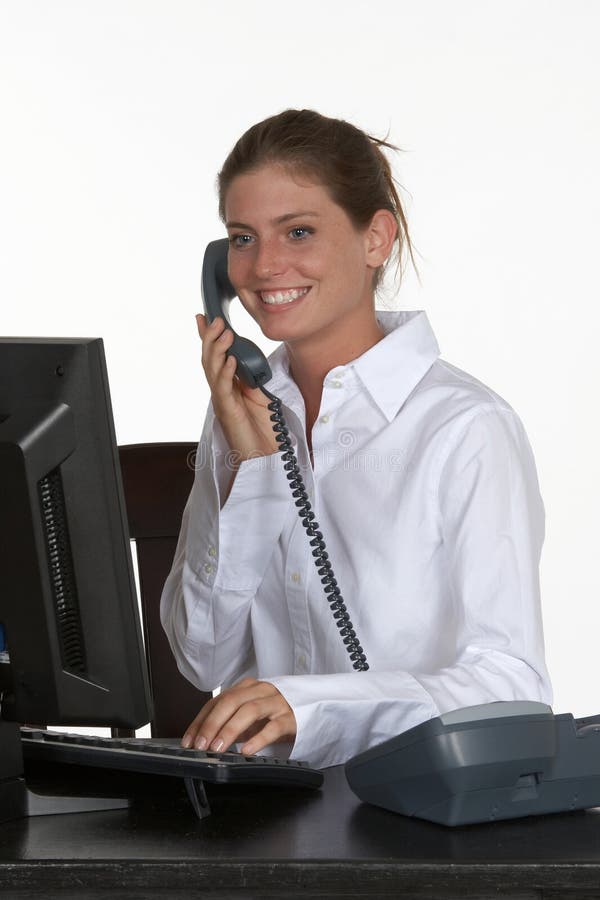 Mulher nova na mesa que fala no telefone fotografia de stock royalty free Mulher nova na mesa que fala no telefone fotografia de stock royalty free