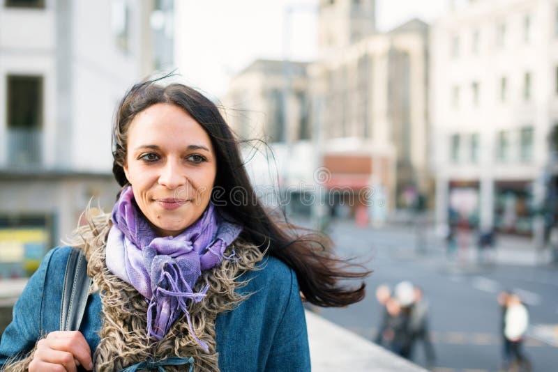 Mulher nova que anda na cidade imagem de stock royalty free