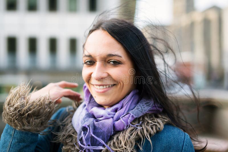 Mulher nova que anda na cidade fotografia de stock