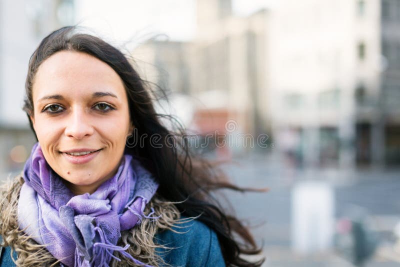 Mulher nova que anda na cidade imagens de stock