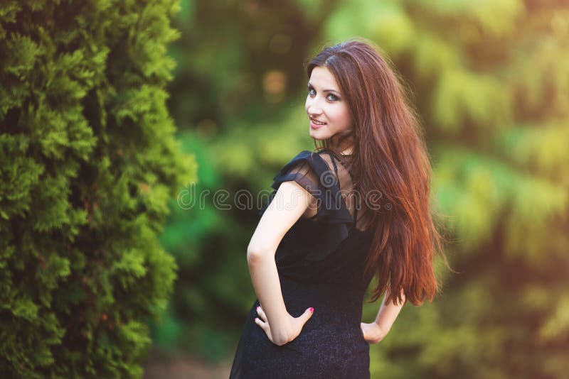 Mulher nova que está na rua foto de stock royalty free