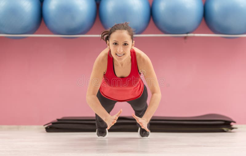 Mulher nova que faz Pushups fotografia de stock Mulher nova que faz Pushups fotografia de stock