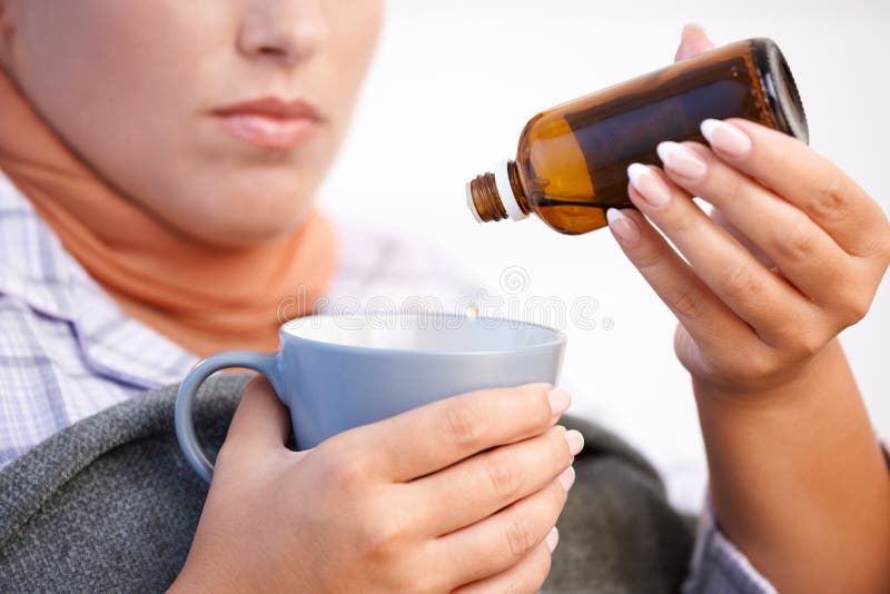 Mulher nova que sente ruim tomando a vitamina imagens de stock royalty free Mulher nova que sente ruim tomando a vitamina imagens de stock royalty free