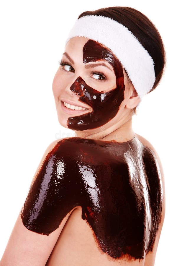 Mulher nova que tem a máscara do facial do chocolate. fotos de stock royalty free Mulher nova que tem a máscara do facial do chocolate. fotos de stock royalty free