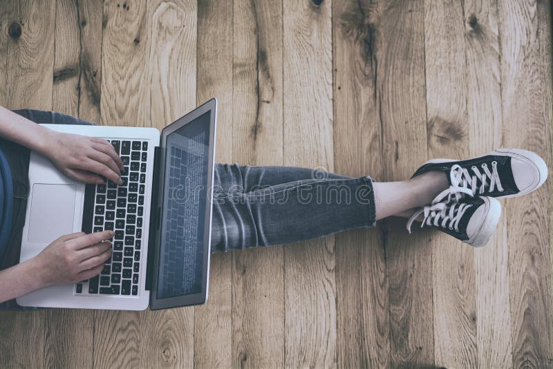 Mulher nova que trabalha no computador portátil fotografia de stock Mulher nova que trabalha no computador portátil fotografia de stock