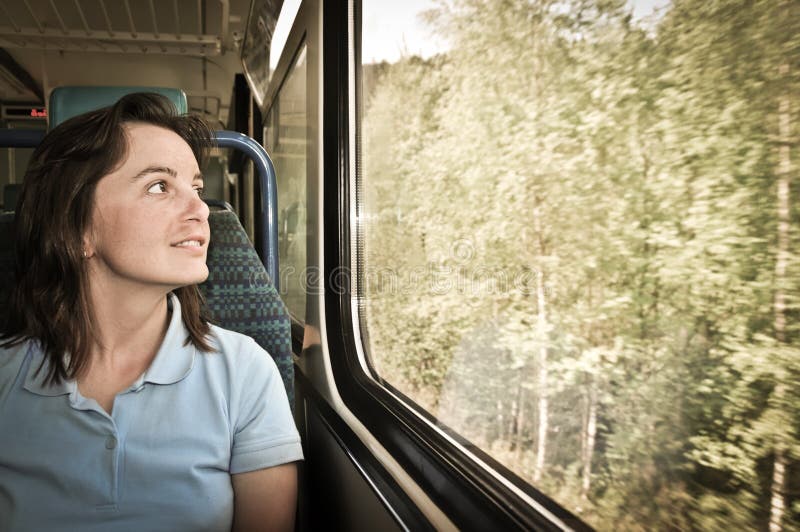 Mulher nova que viaja pelo trem fotografia de stock Mulher nova que viaja pelo trem fotografia de stock