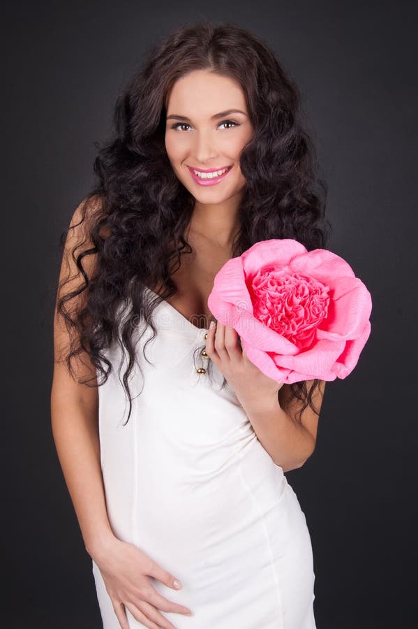 Jovem mulher com batom rosa imagens de stock royalty free