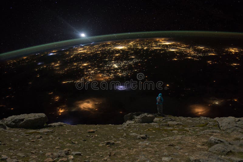 Mulher observando a terra de um penhasco imaginário durante a noite fotografia de stock Mulher observando a terra de um penhasco imaginário durante a noite fotografia de stock
