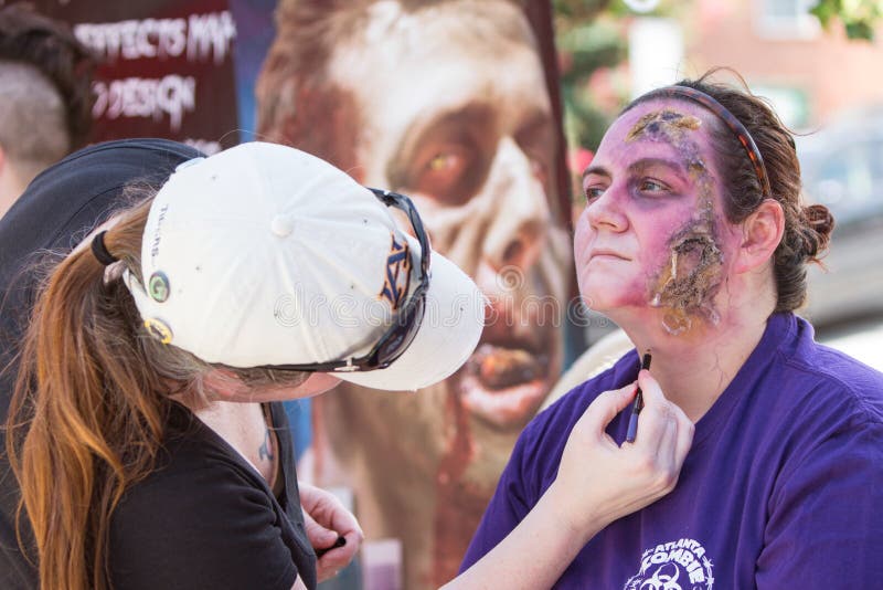 Close Rosto Homem Zumbi Com Maquiagem Com Feridas Falsas Cicatrizes —  Fotografias de Stock © efurorstudio #588405096