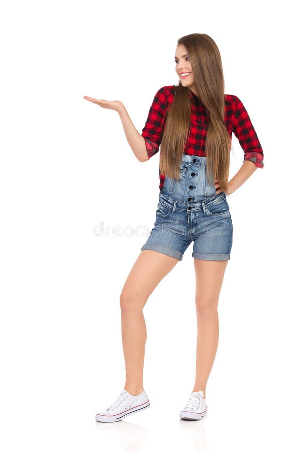 A mulher ocasional de sorriso está mostrando algo imagens de stock A mulher ocasional de sorriso está mostrando algo imagens de stock