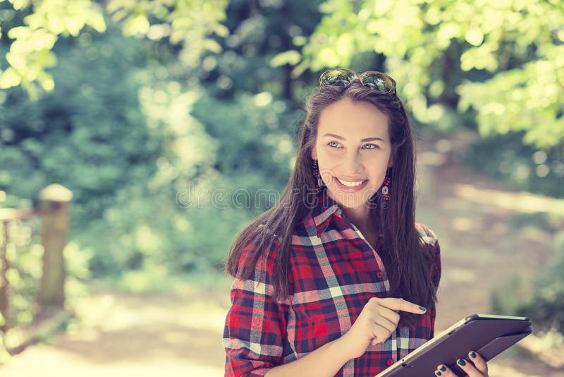 Mulher ocasional feliz atrativa que usa o PC do móbil da almofada fotos de stock Mulher ocasional feliz atrativa que usa o PC do móbil da almofada fotos de stock