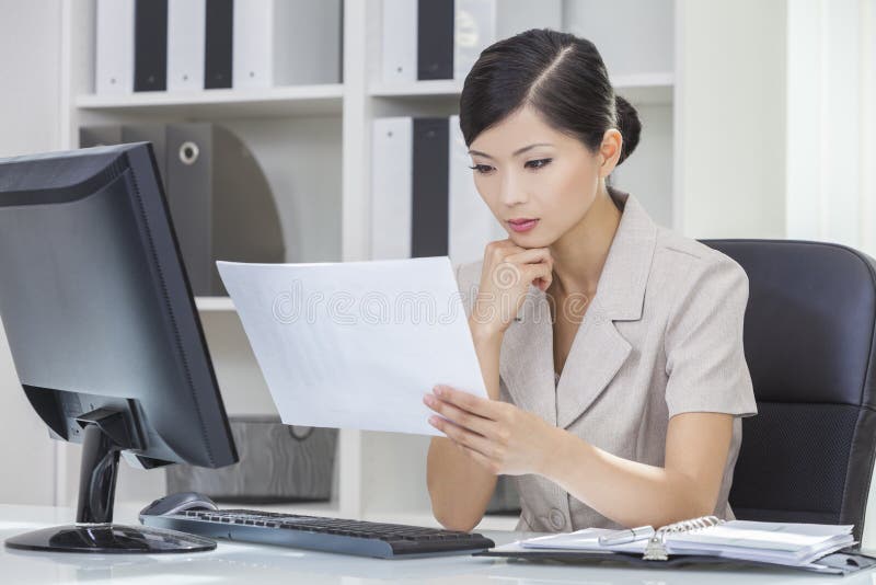 Mulher ou mulher de negócios chinesa asiática no escritório foto de stock Mulher ou mulher de negócios chinesa asiática no escritório foto de stock