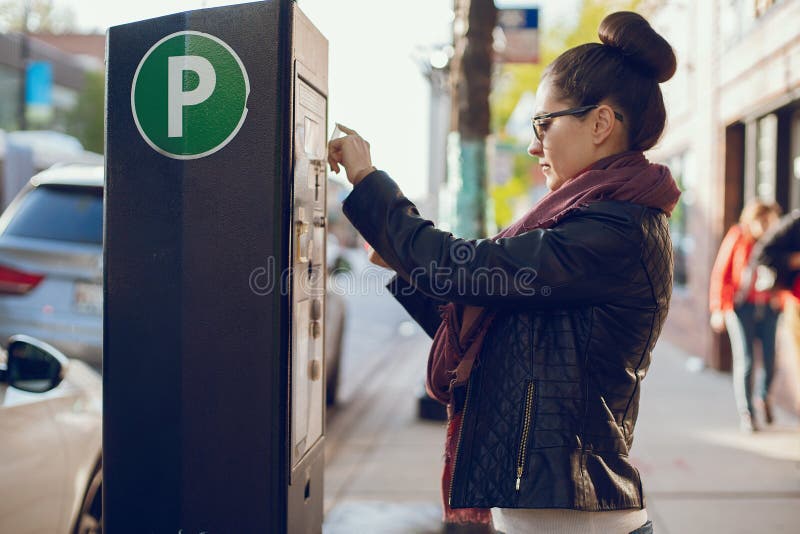 A mulher paga estacionando