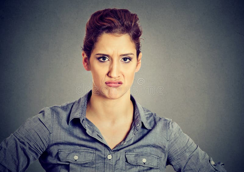 Mulher pessimista irritada com a atitude má que olha o imagens de stock Mulher pessimista irritada com a atitude má que olha o imagens de stock