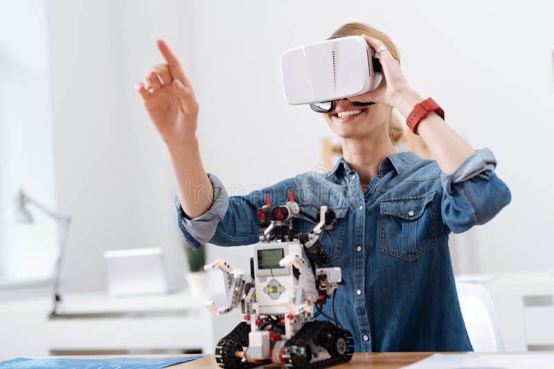 Mulher positiva que aprecia a experiência da ciência dentro imagem de stock Mulher positiva que aprecia a experiência da ciência dentro imagem de stock