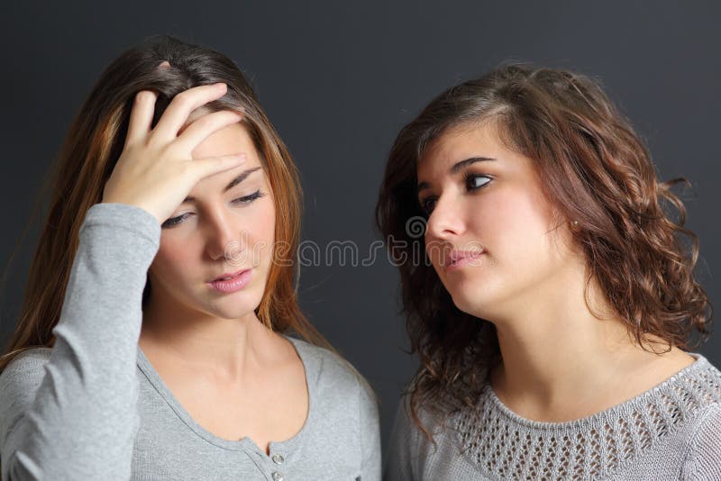 Mulher preocupada e outra que consola a imagem de stock Mulher preocupada e outra que consola a imagem de stock