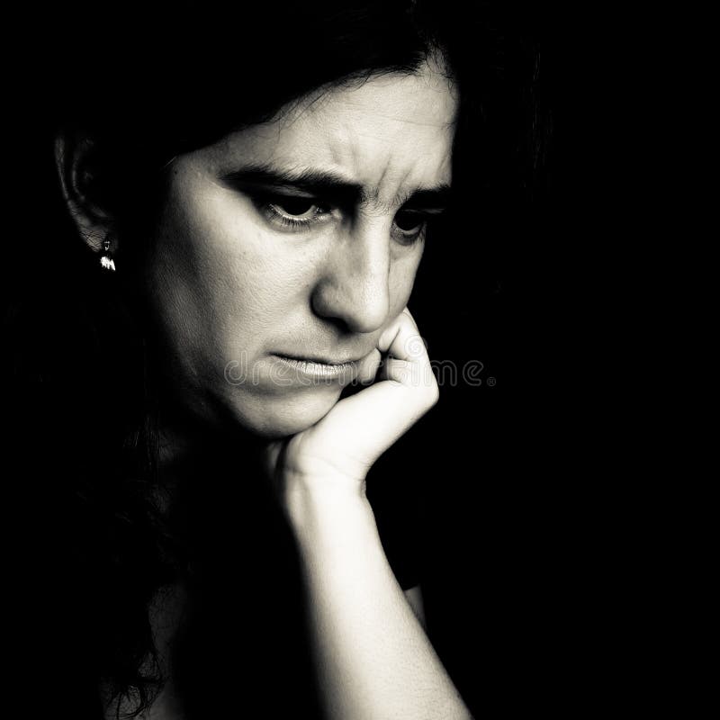 Mulher preocupada em um fundo preto imagem de stock Mulher preocupada em um fundo preto imagem de stock