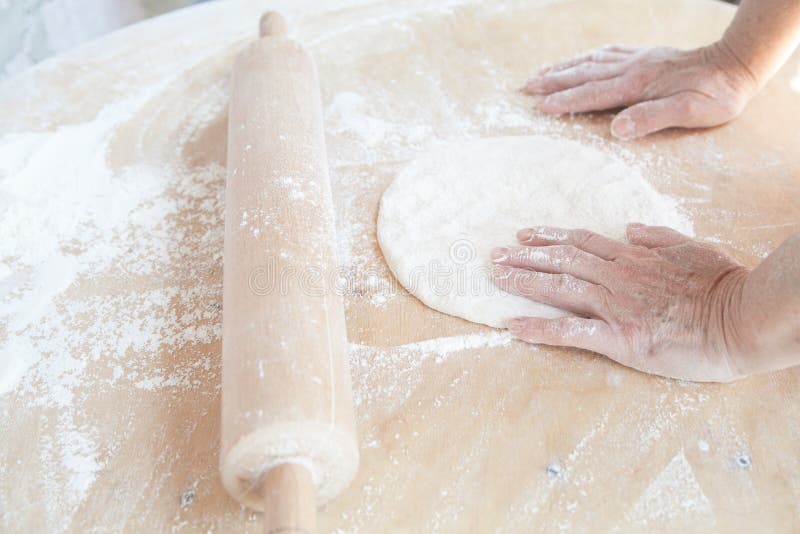 Mulher preparando lavagem de pão armenino imagens de stock royalty free