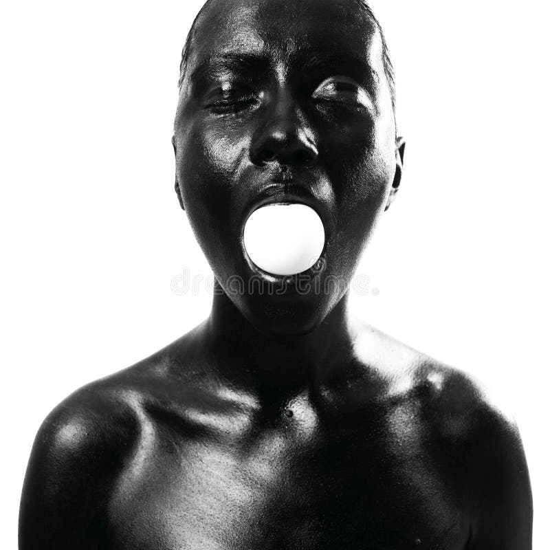 Mulher negra maquilhada com ovo fotografia de stock royalty free