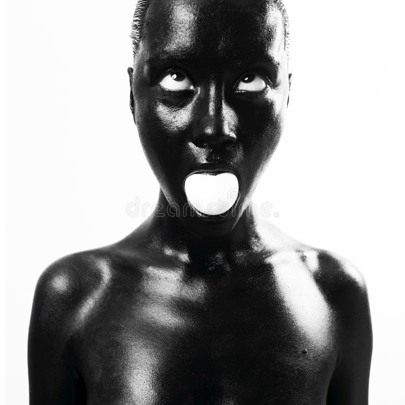 Mulher negra maquilhada com ovo fotos de stock