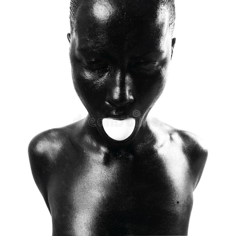 Mulher negra maquilhada com ovo imagem de stock royalty free