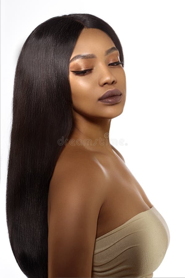 Mulher preta da pele da beleza nos termas Cara fêmea étnica africana Modelo afro-americano novo com cabelo longo