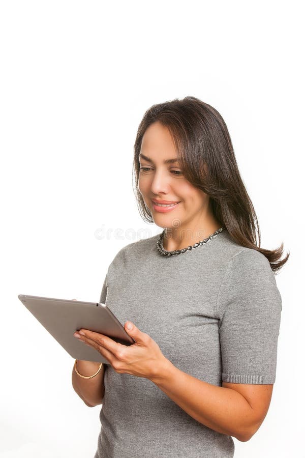 Mulher profissional nova que sorri ao usar uma tabuleta isolada foto de stock Mulher profissional nova que sorri ao usar uma tabuleta isolada foto de stock