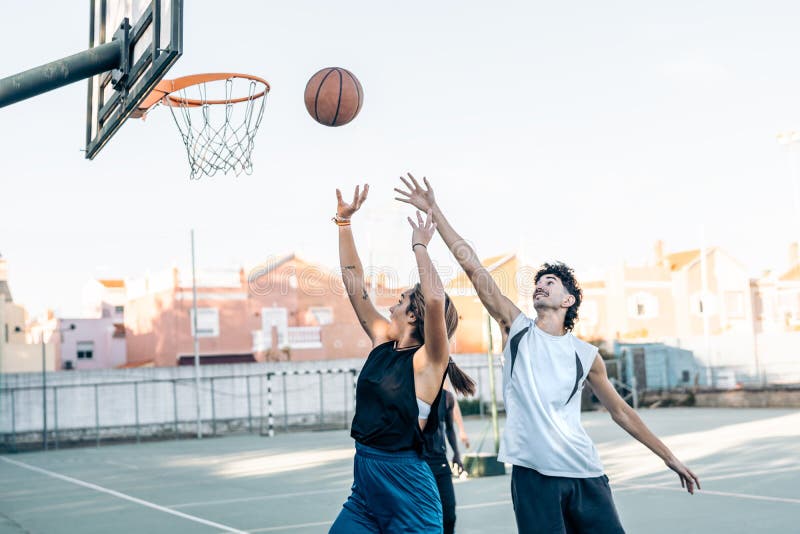 Foto de Grupo De Pessoas Multiétnicas Jogando Basquete Na Quadra e