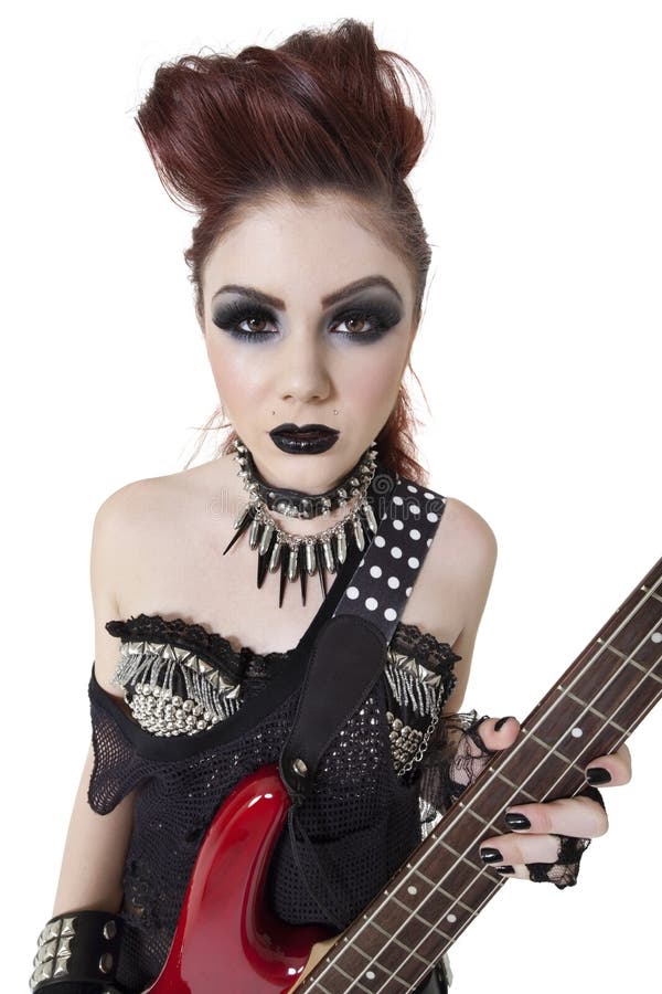 Mulher punk bonita do retrato que olha fixamente ao guardarar a guitarra sobre o fundo branco imagem de stock Mulher punk bonita do retrato que olha fixamente ao guardarar a guitarra sobre o fundo branco imagem de stock