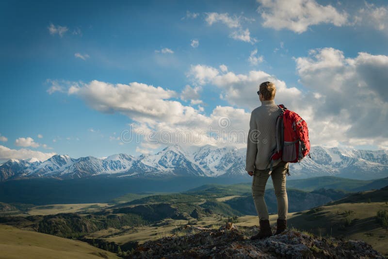 A mulher que adulta o caminhante está na parte superior aprecia Mountain View imagem de stock A mulher que adulta o caminhante está na parte superior aprecia Mountain View imagem de stock