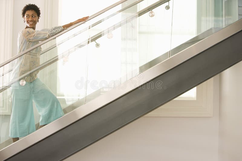 Mulher que anda acima das escadas foto de stock Mulher que anda acima das escadas foto de stock