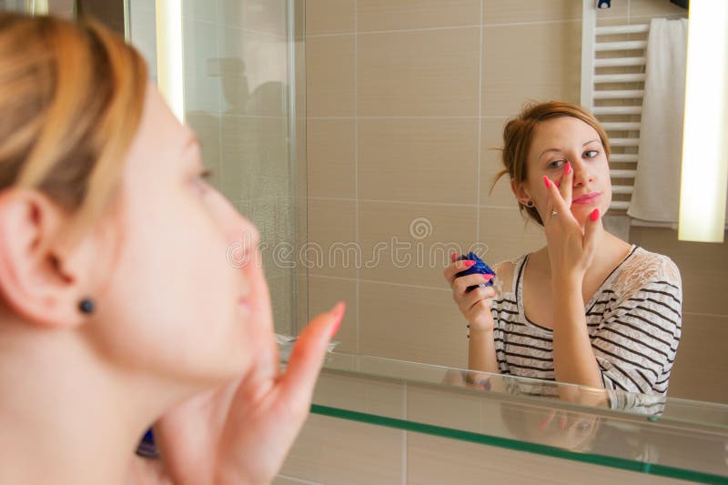 Duas Meninas Adolescentes Felizes Que Olham No Espelho Imagem de Stock -  Imagem de feliz, amizade: 78765541