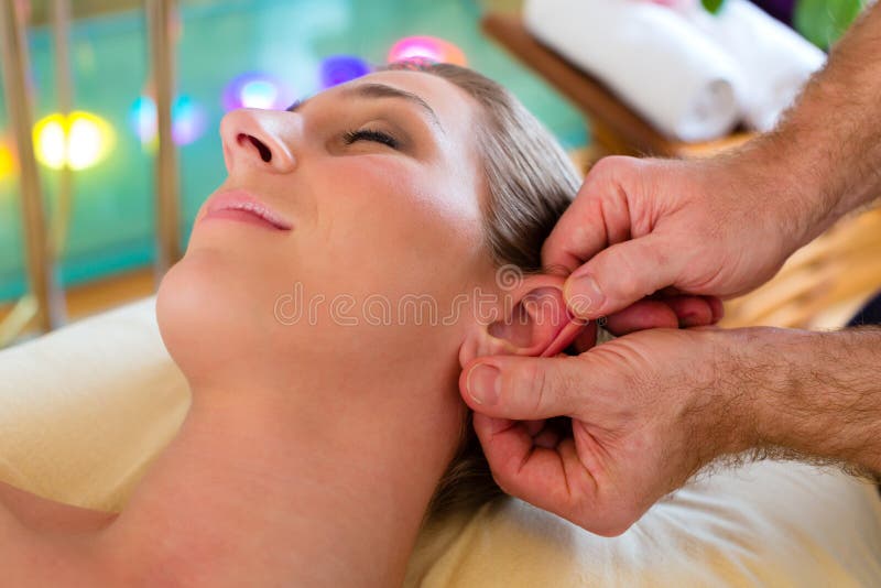 Mulher que aprecia a massagem principal em uns termas fotografia de stock Mulher que aprecia a massagem principal em uns termas fotografia de stock