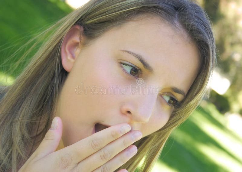 Mulher que boceja imagem de stock royalty free Mulher que boceja imagem de stock royalty free