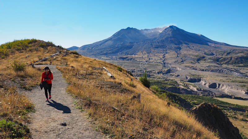 Mulher que caminha a fuga do limite no monumento vulcânico nacional de Mount Saint Helens