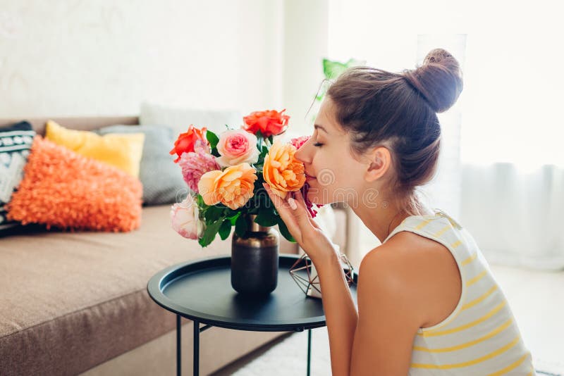 E Dona de casa que toma do aconchego no apartamento Interior e decora??o fotografia de stock E Dona de casa que toma do aconchego no apartamento Interior e decora??o fotografia de stock