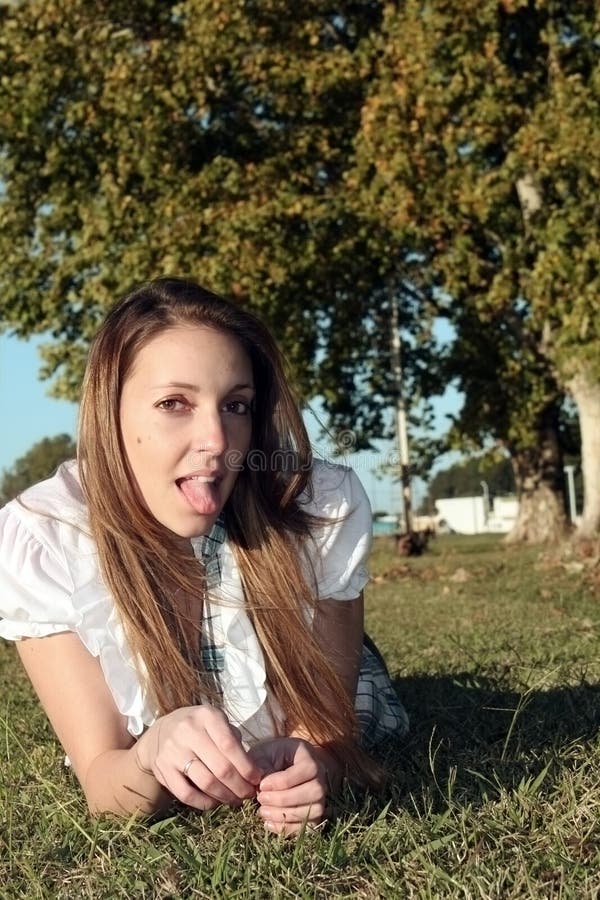 Mulher Que Cola Para Fora Sua Língua Foto De Stock Imagem De Fêmea