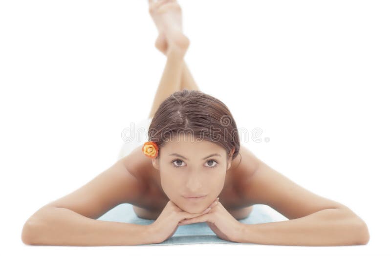Mulher que coloca no assoalho na sessão dos termas imagem de stock royalty free Mulher que coloca no assoalho na sessão dos termas imagem de stock royalty free